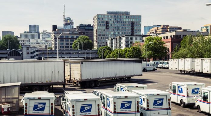 Statut du service postal américain sur les services intérieurs et les envois