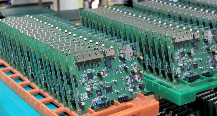 Une rangée de circuits imprimés.