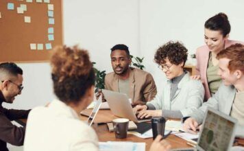 Comment la conduite du changement optimise l’intégration des nouvelles technologies ? employes-agence-de-communication
