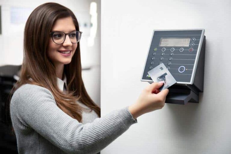 En quoi les pointeuses badgeuses simplifient-elles la paie en ligne ?
