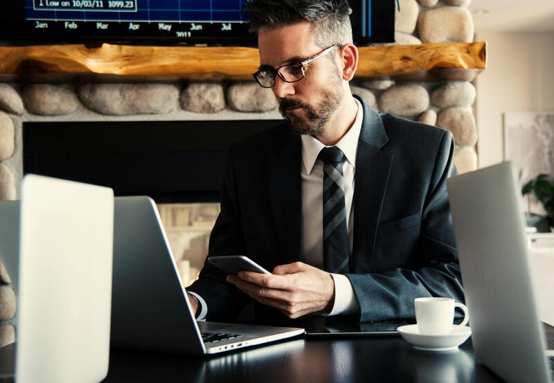 entrepreneur devant son ordi
